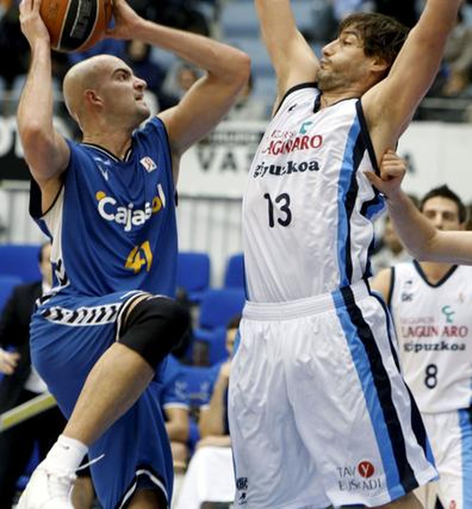 El pívot del Cajasol Xabier Rey entra a canasta ante el pívot del Lagun Aro David Doblas. 

Foto: Juan Herrero (EFE)