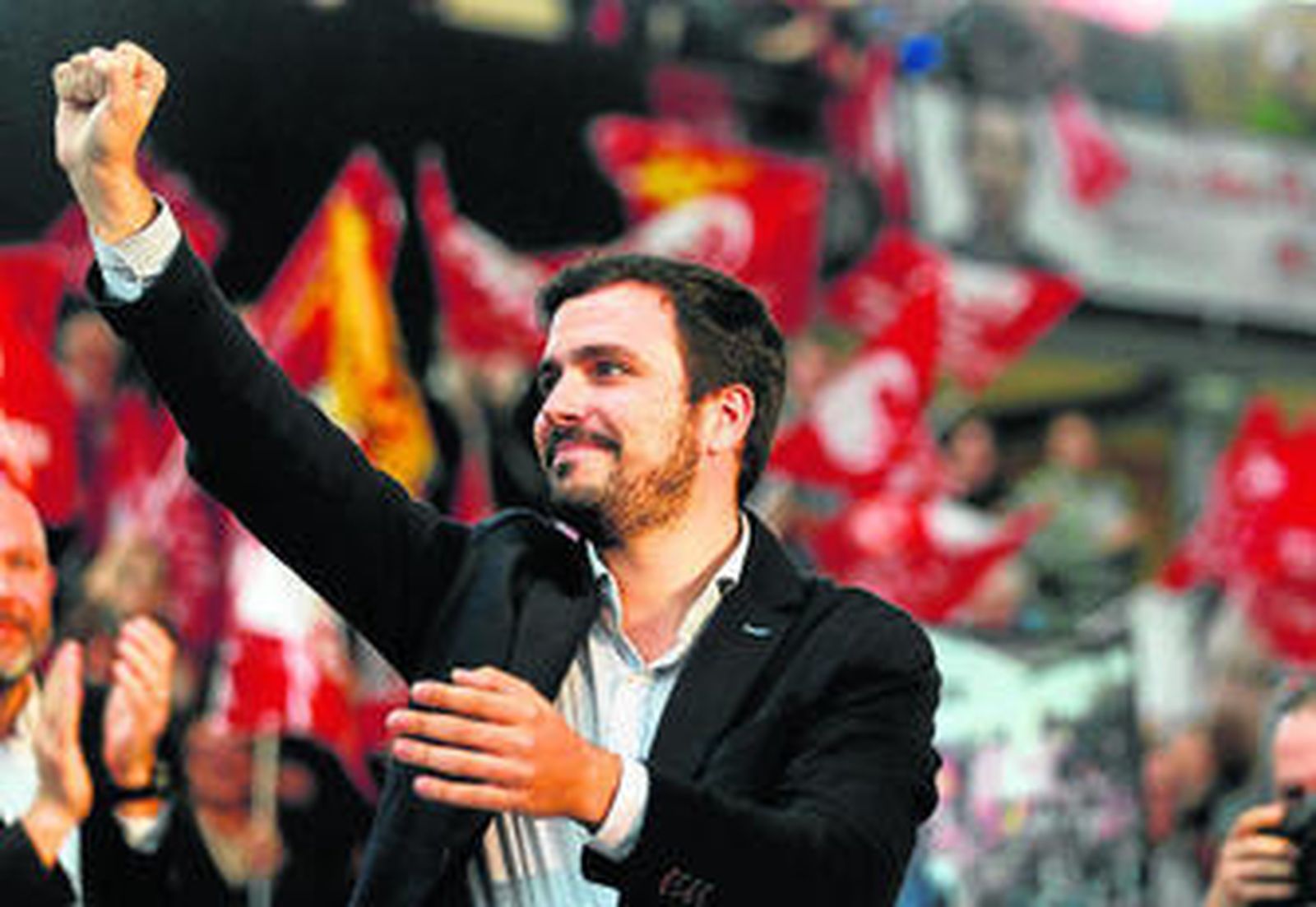 Alberto Garzón saluda a los asistentes al acto celebrado ayer en Valencia.