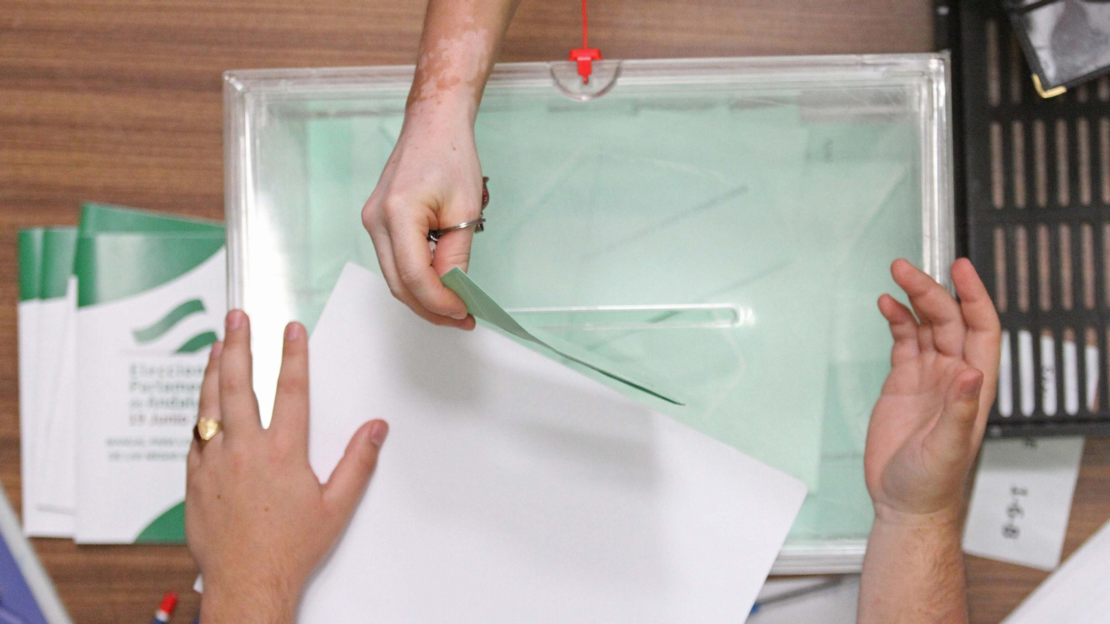 Una persona deposita su voto en una urna en las pasadas elecciones autonómicas.