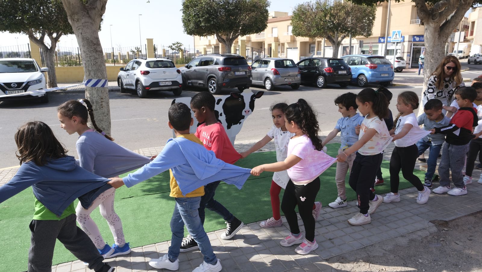 Imágenes de la caravana Frutibús, alimentación saludable, en Las Norias (El Ejido)