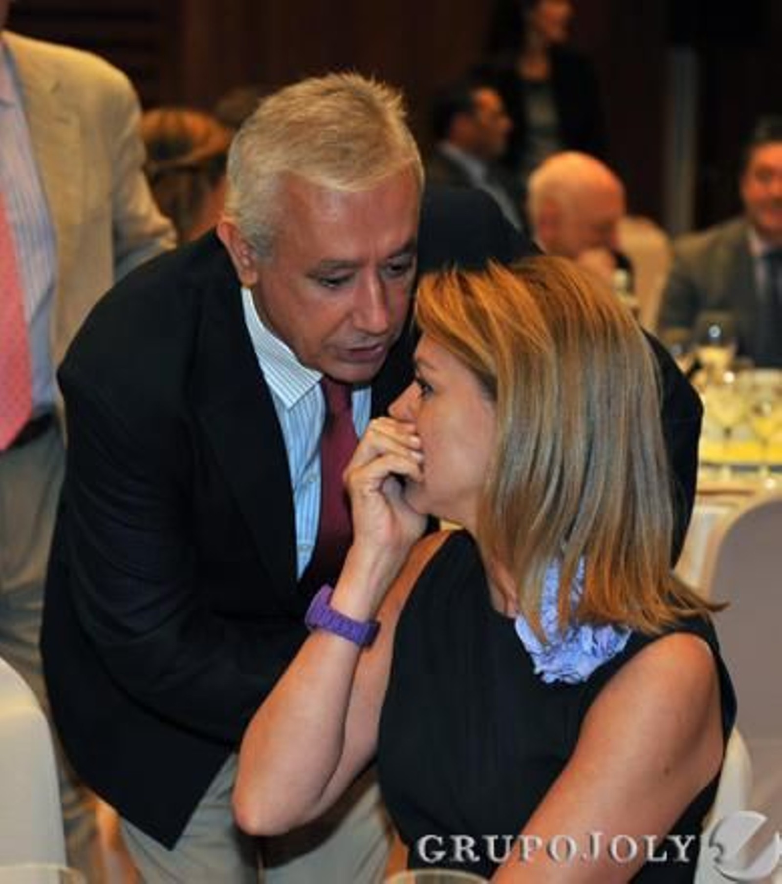 Javier Arenas charlando con María Dolores de Cospedal.

Foto: Victoria Hidalgo / Juan Carlos Vazquez