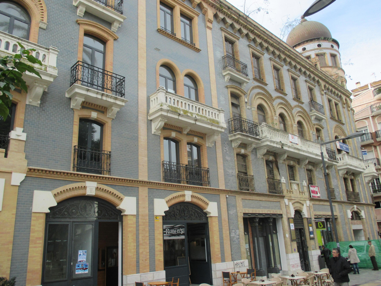 En el antiguo Hotel París se puede ver la fachada reconstruida tras ser demolida junto a la otra mitad que conserva la original de 1907.