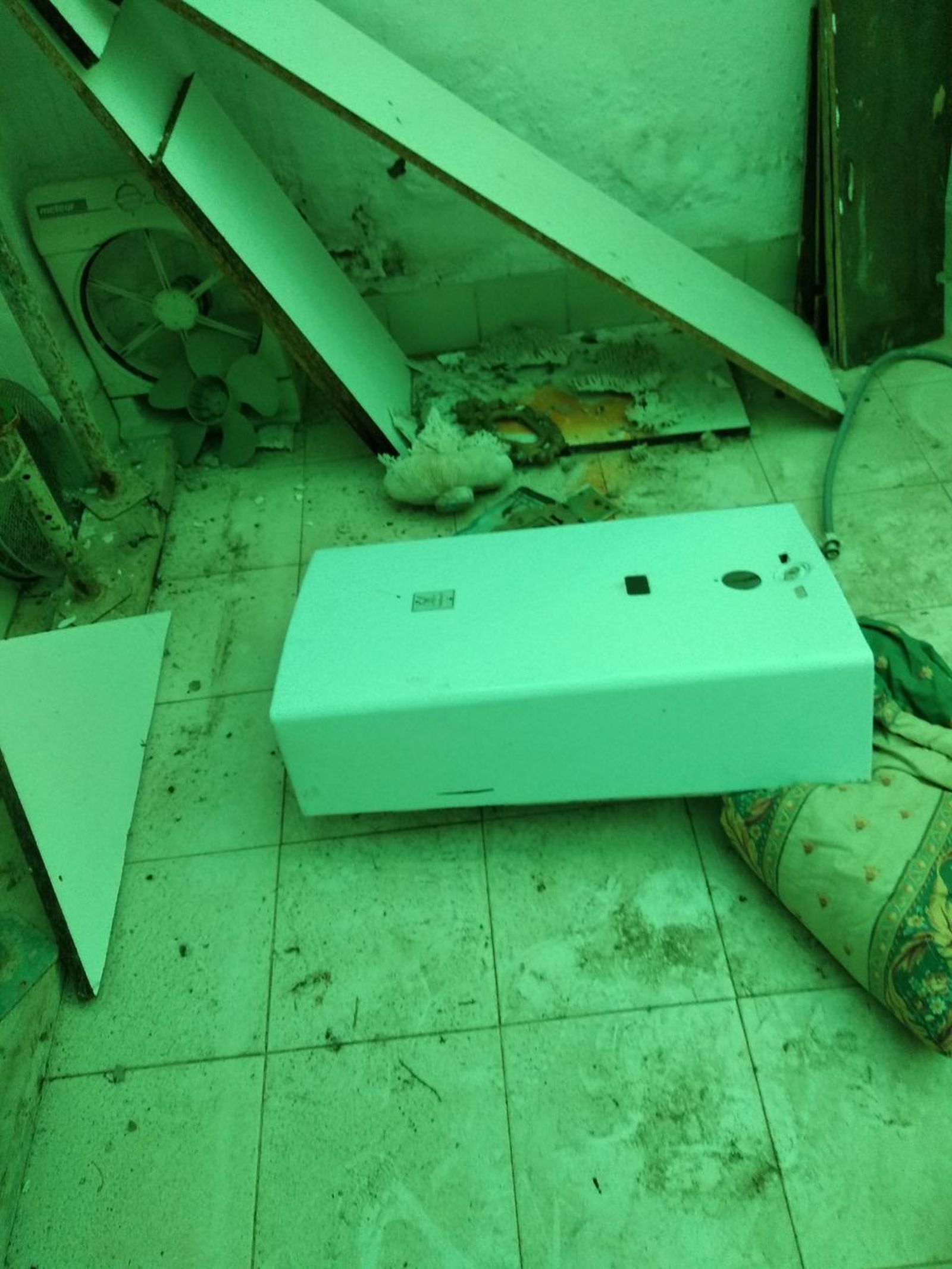 Un calentador de agua arrancado de la pared.