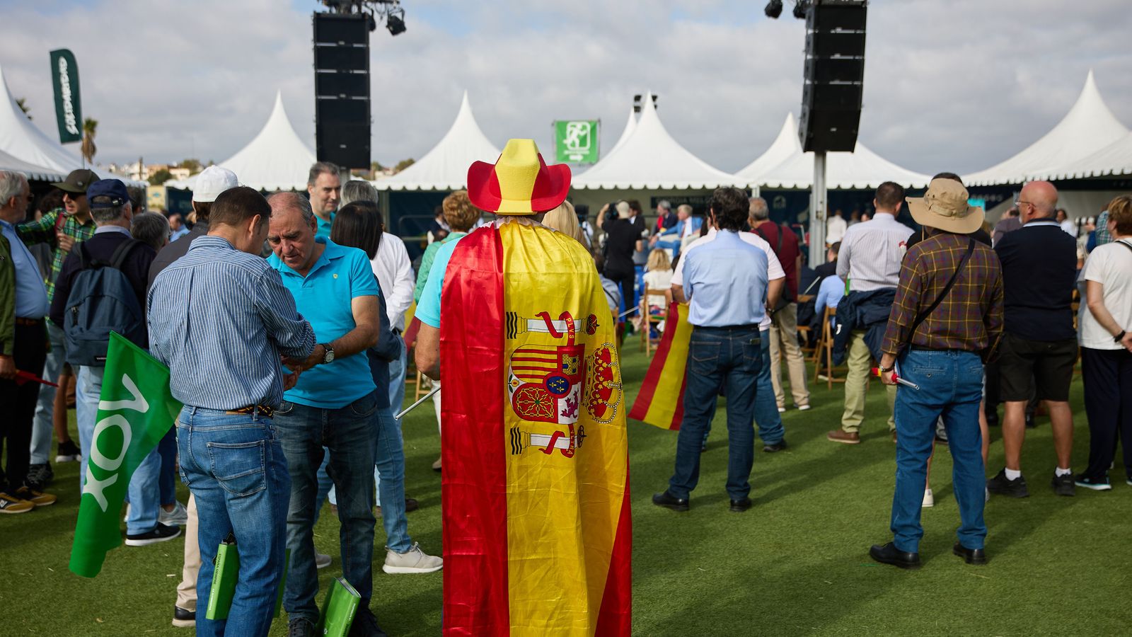 Varias personas congregadas en el acto de este domingo de Vox en Madrid.