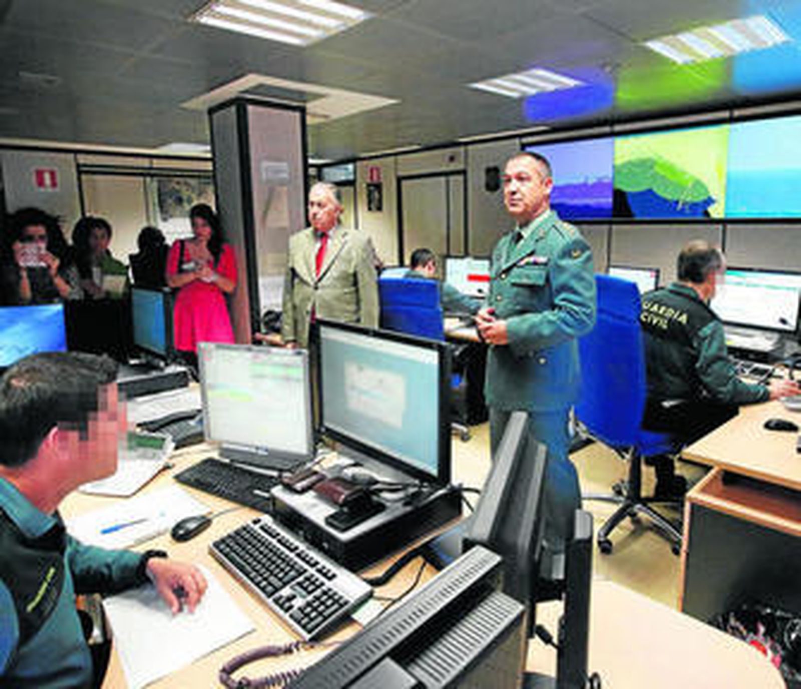 Pérez Viguera y el coronel Romero, mostrando a la prensa el trabajo del SIVE y del COS, en la Comandancia de Huelva, ayer.