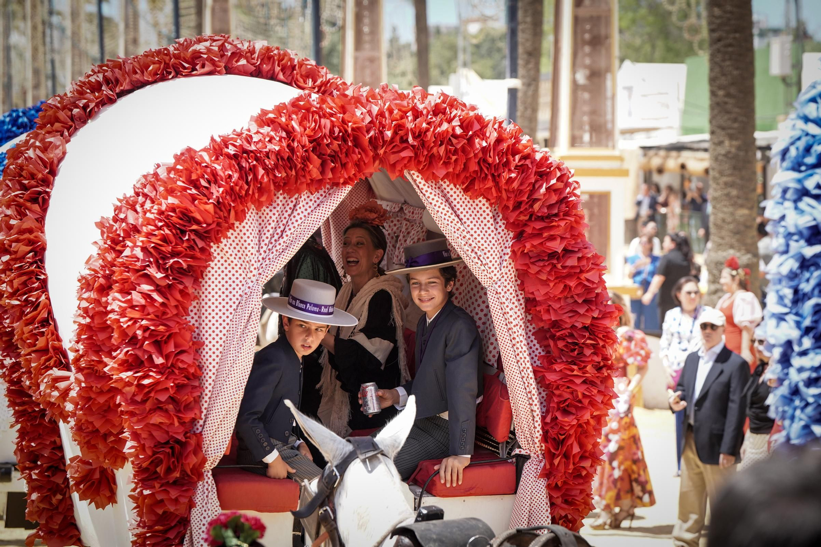 Imágenes de la Hermandad del Rocío en el Real de la Feria