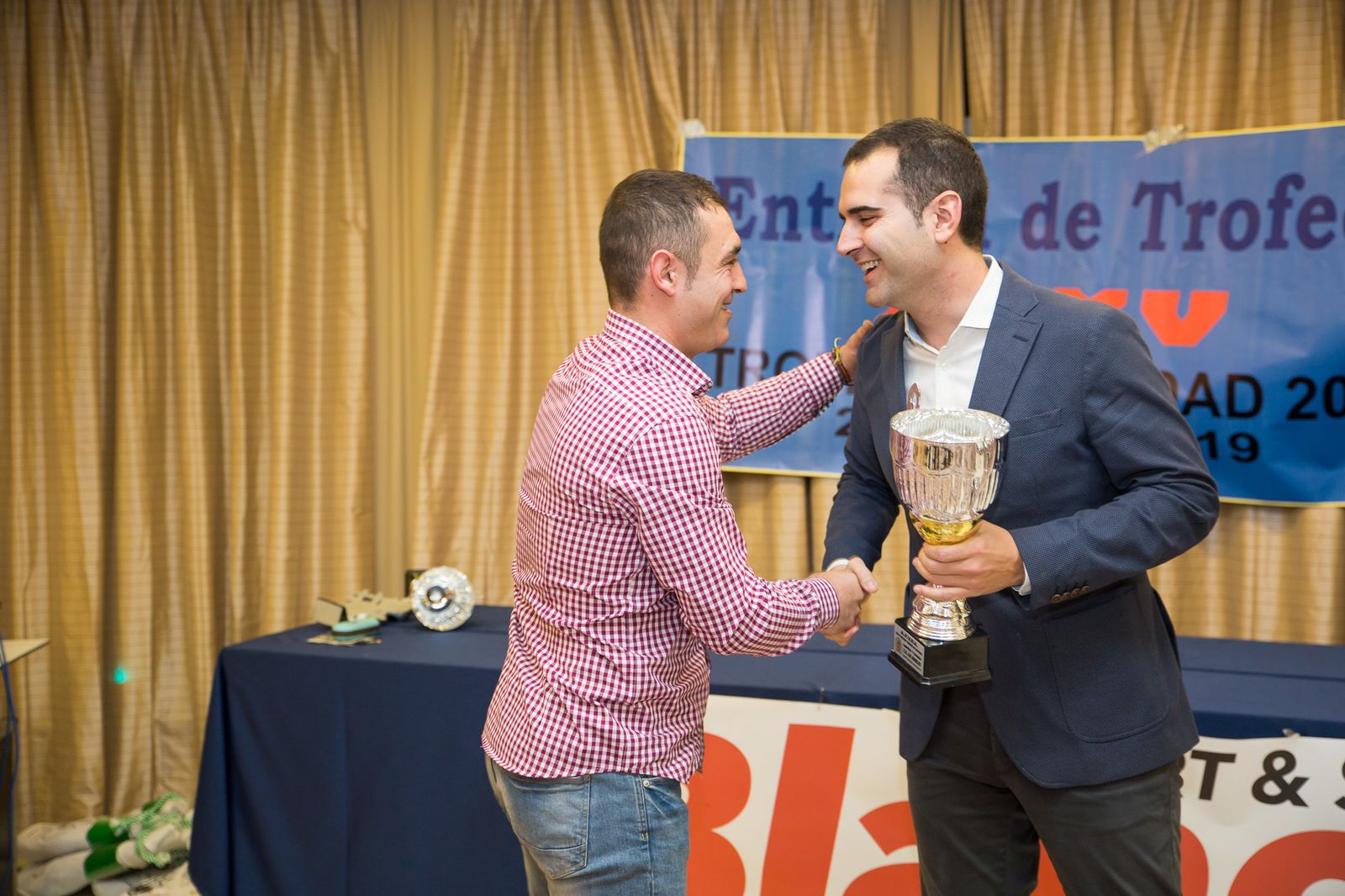 Entrega de la copa a Los Ángeles como campeón.