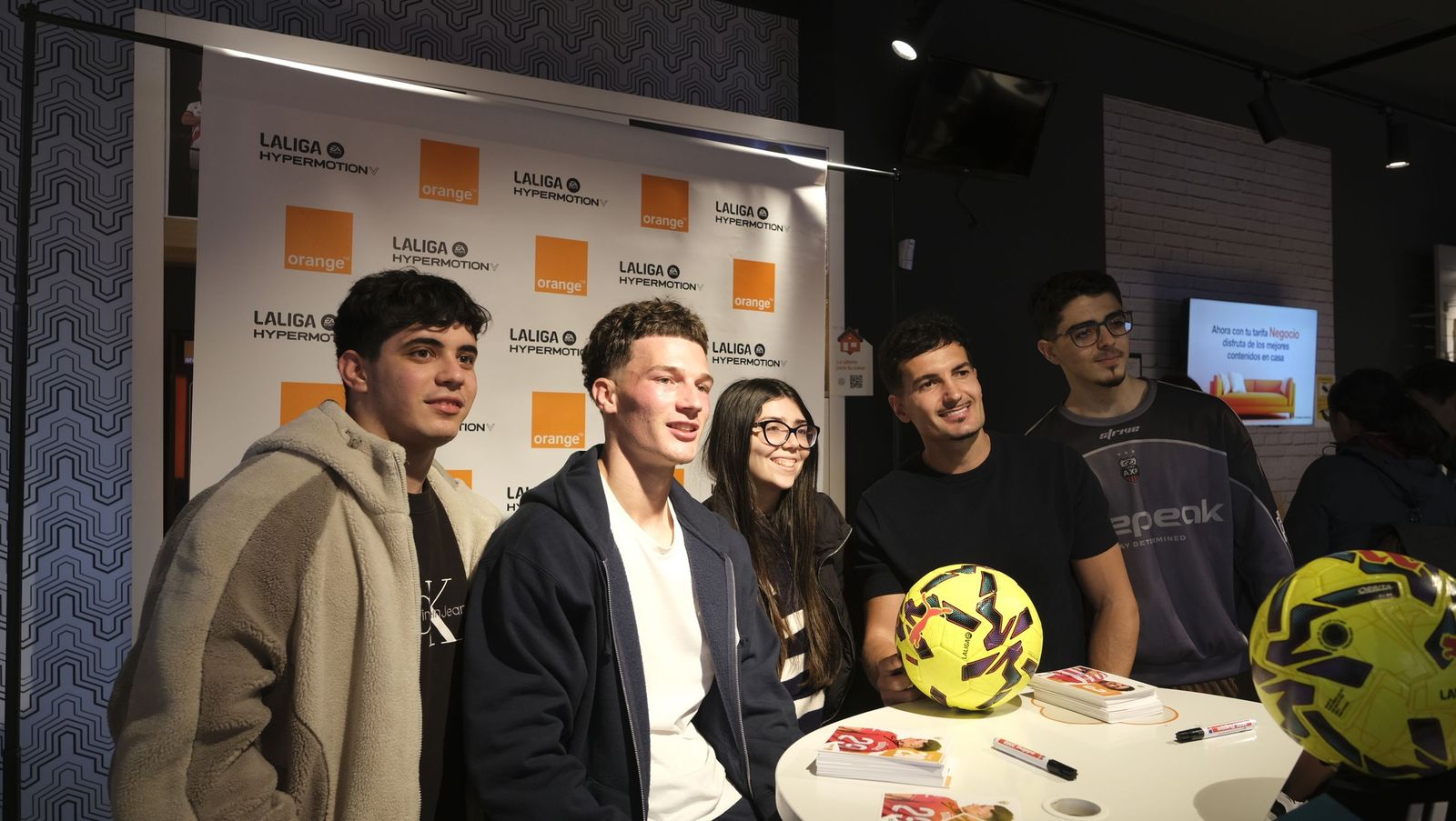 Búscate en las fotos de la firma de los jugadores de la U.D. Almería en la tienda Orange