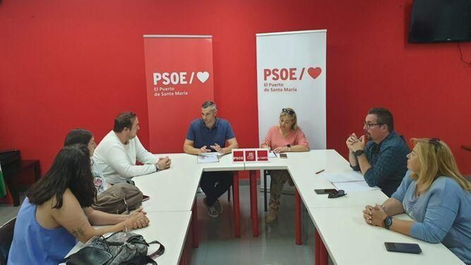 La reunión de trabajo del PSOE con Dorito's Cats.
