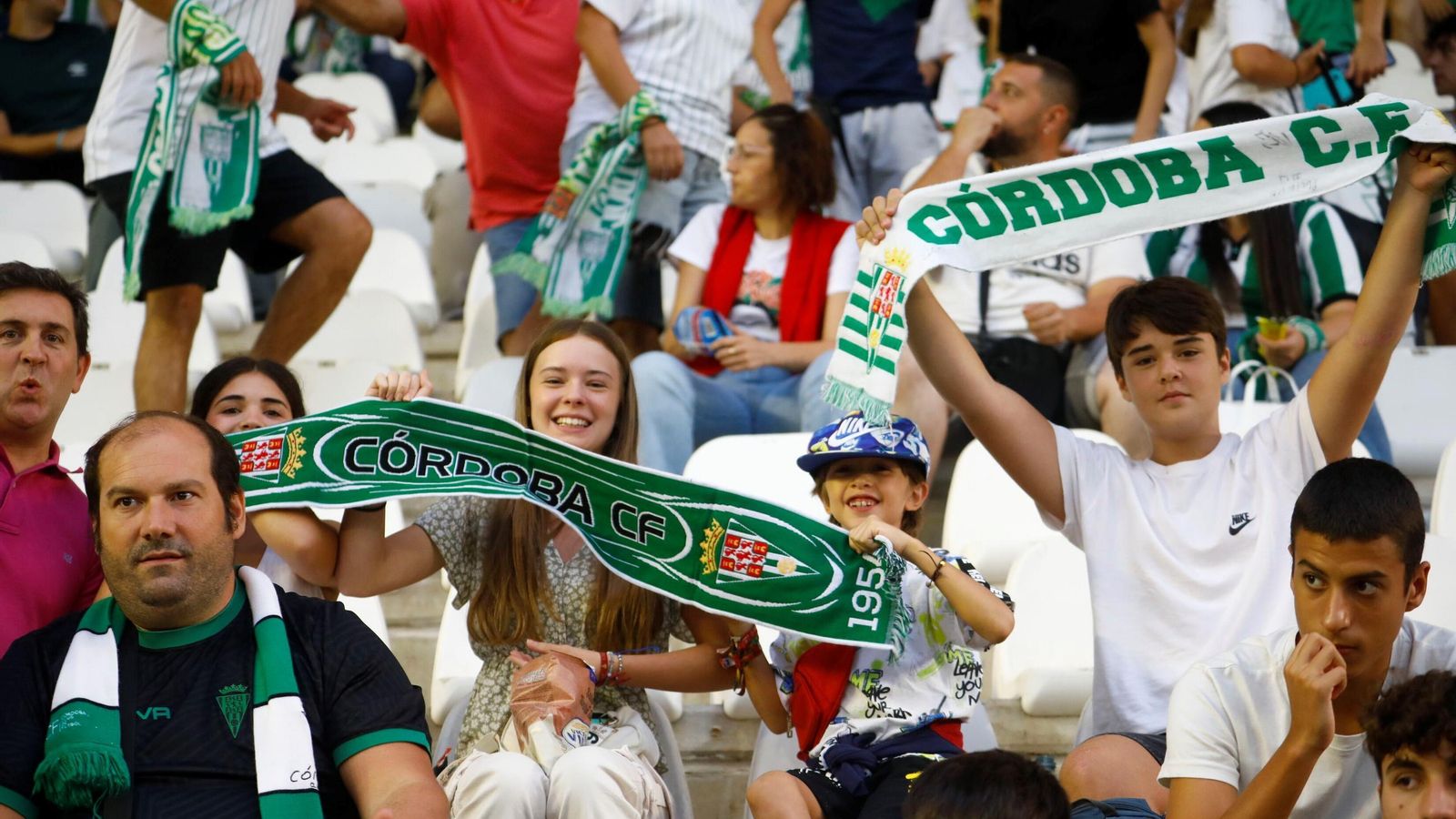 Búscate en las gradas del Arcángel en el Córdoba - Málaga CF
