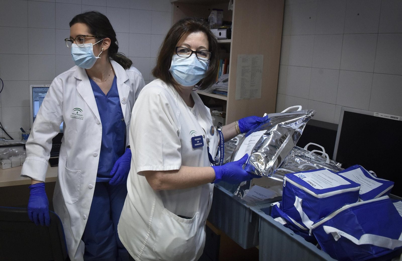 Dos sanitarias trabajan en el laboratorio de un hospital sevillano.