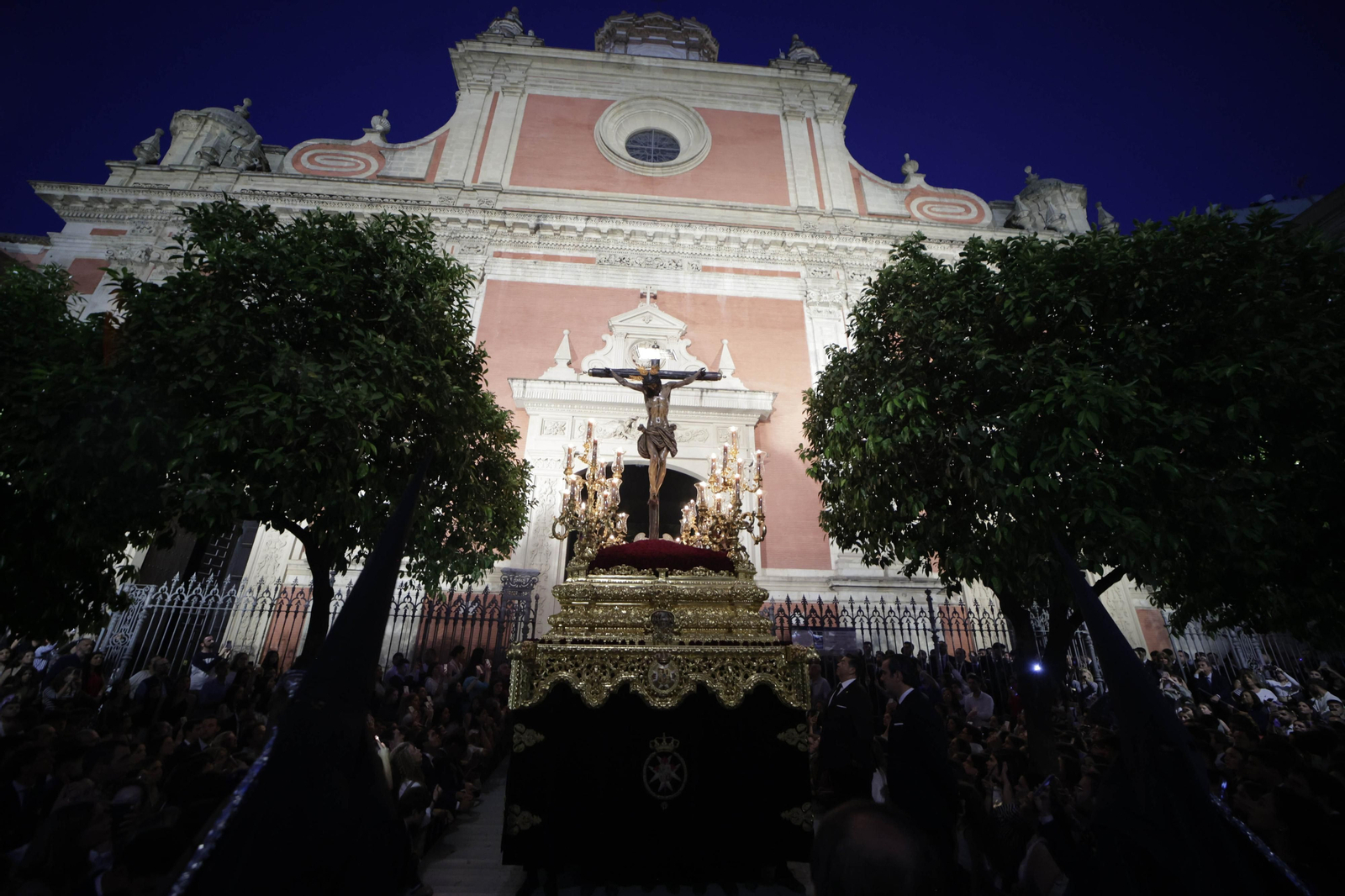 La salida de la Hermandad de el Amor en imágenes