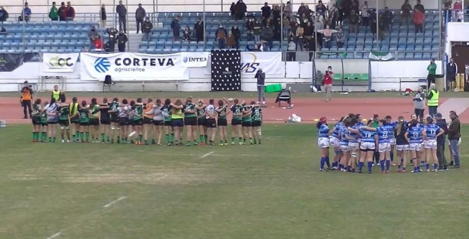 El Corteva Cocos festeja el triunfo al final del partido con su público.