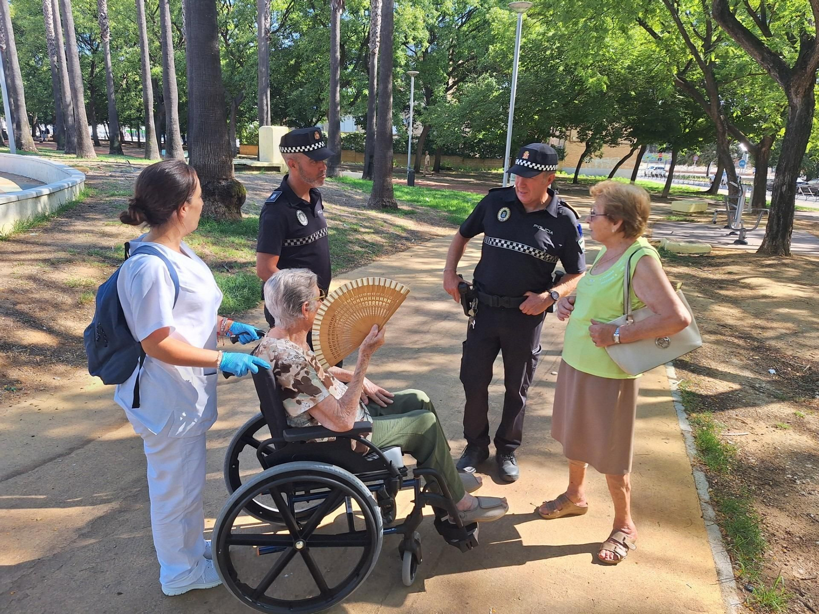 Agentes de la Policía Local de Jerez patrullando en el parque de la barriada de La Plata Agentes de la Policía Local de Jerez patrullando en el parque de la barriada de La Plata