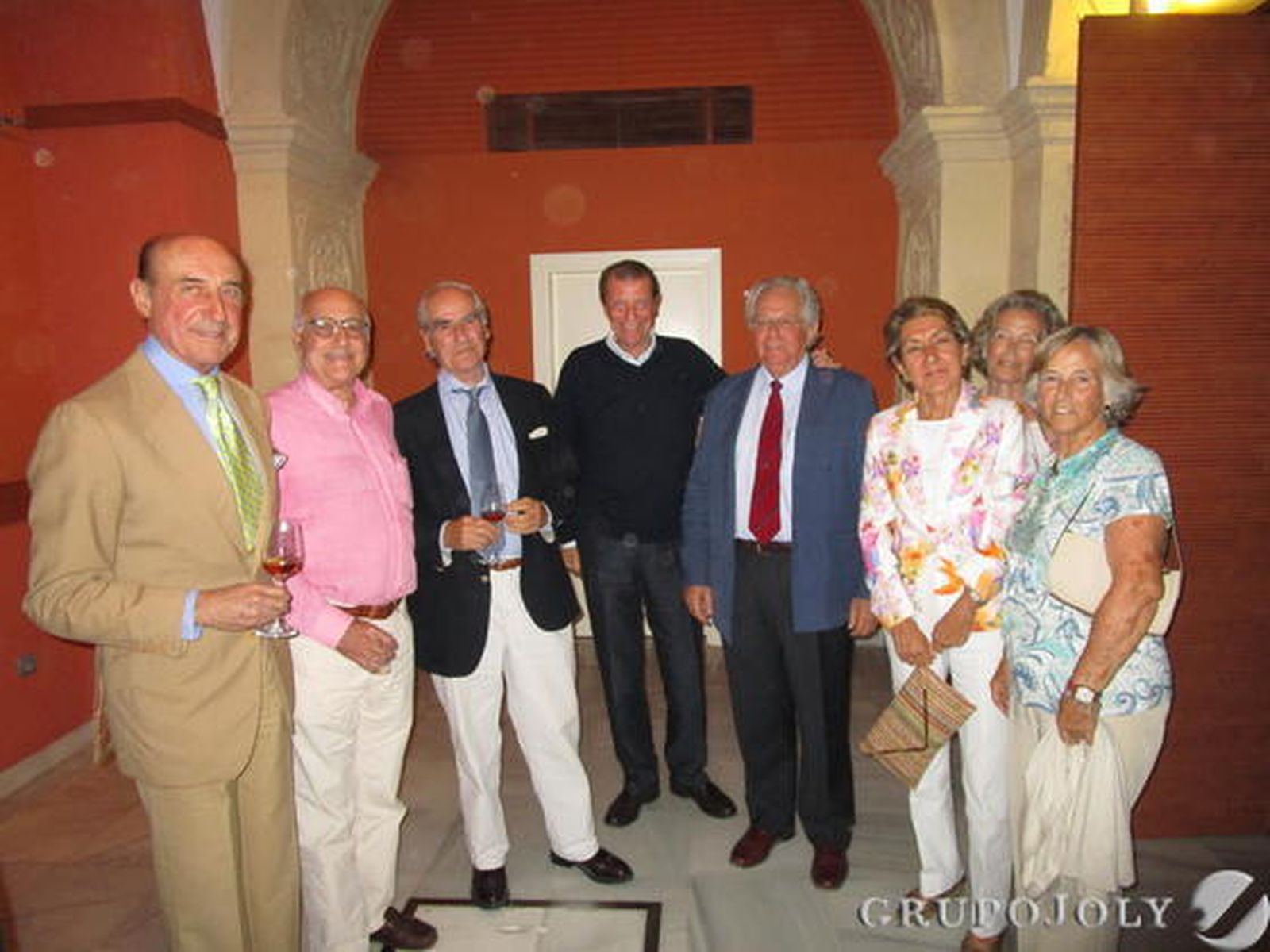 Beltrán Domecq, Javier Cantos, Manuel Domecq, Javier Maldonado, Rafael Rivero, Piluca, Lupe y María Paz López de Carrizosa, ayer tras el estreno del documental.

Foto: Ignacio Casas de Ciria