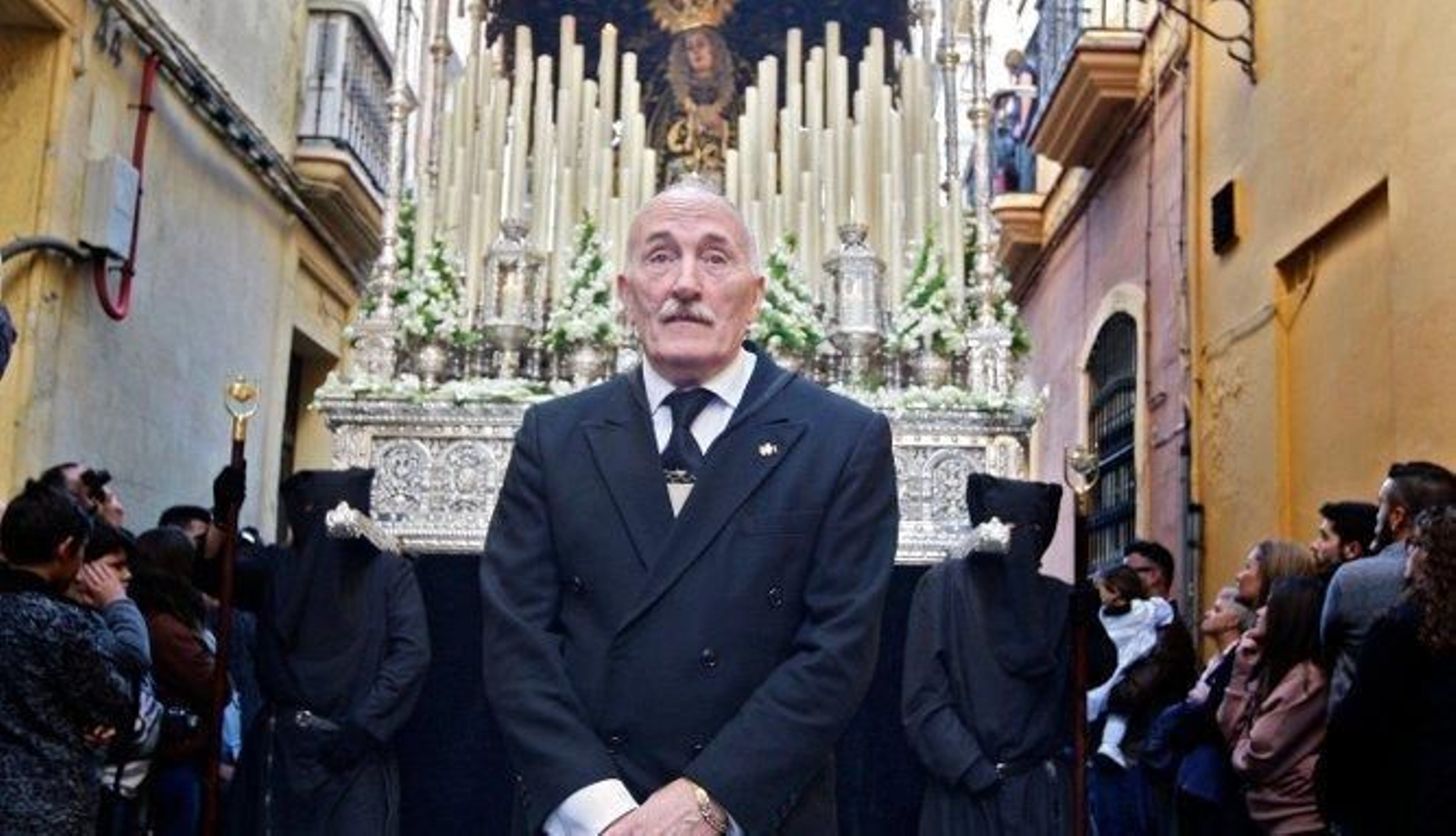 José Julio Reyero, delante del palio de Servitas el pasado Viernes de Dolores.