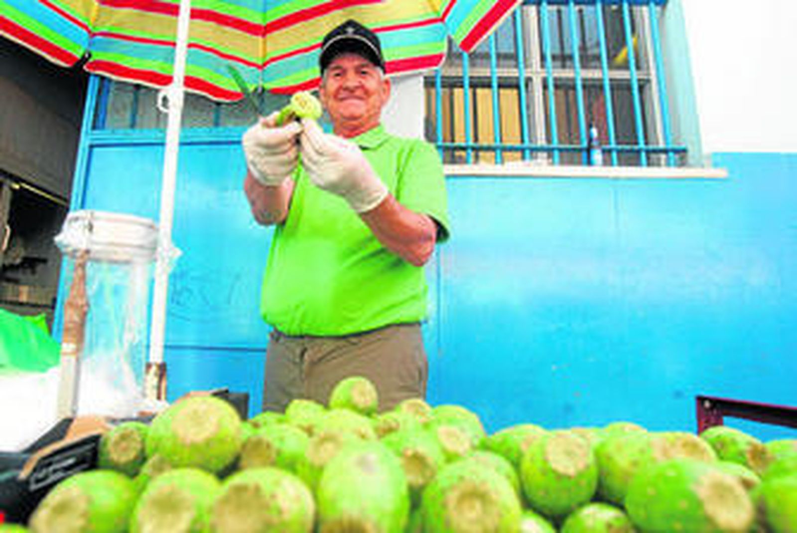 Instantánea de uno de los vendedores de higos chumbos instalado junto al mercado de la Concepción de La Línea.