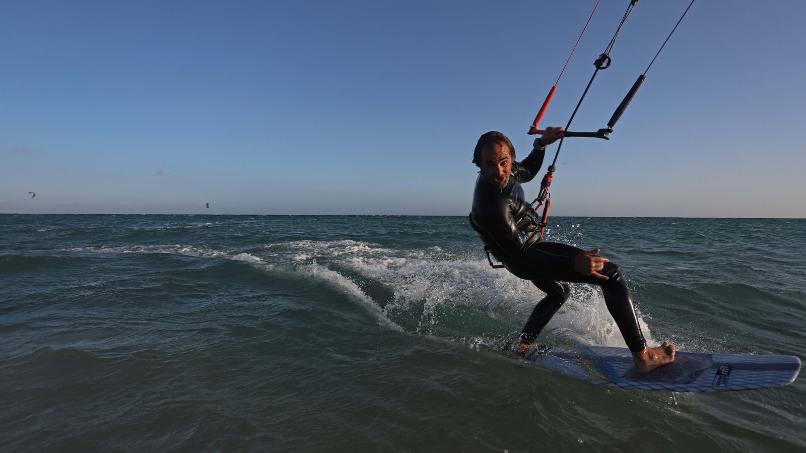 Fonsy Delgado rinde homenaje a Paco de Lucía en las playas de Tarifa