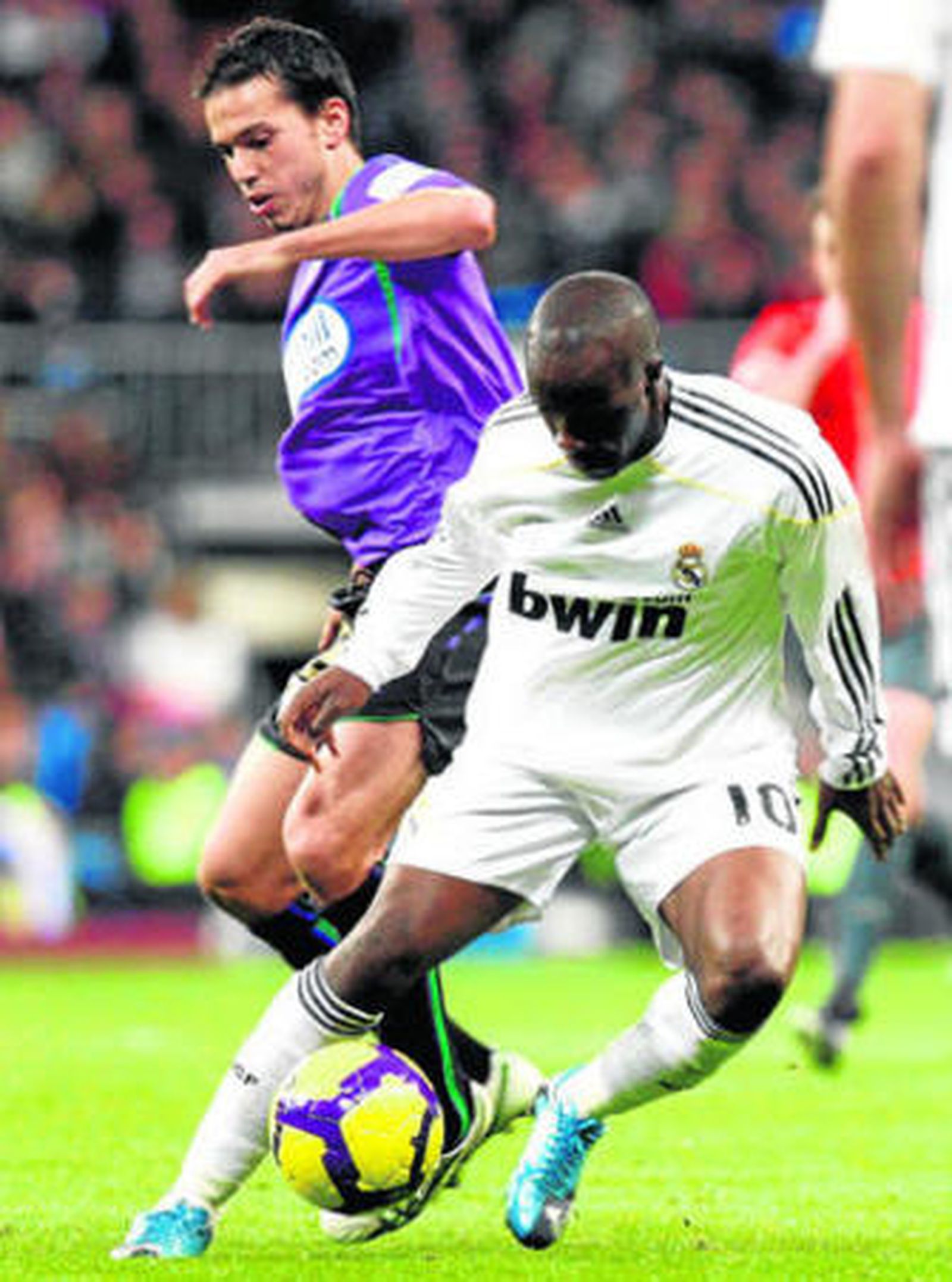 Lass maneja un esférico en presencia del ex malaguista Benachour.