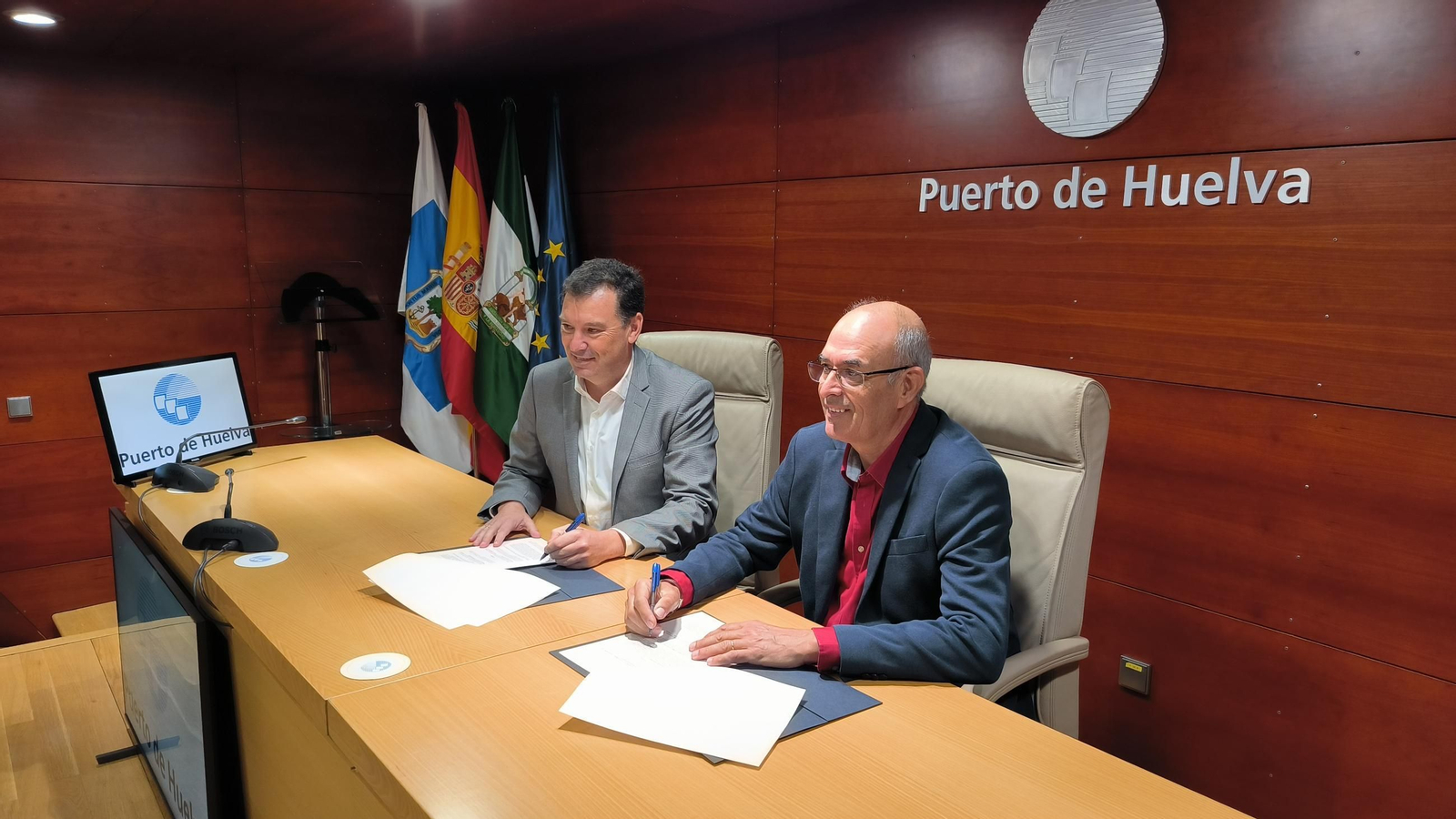 Alberto Santana, presidente de la Autoridad Portuaria, y Antonio Gómez Esquivel, presidente del Economato Resurgit, en la firma del convenio.