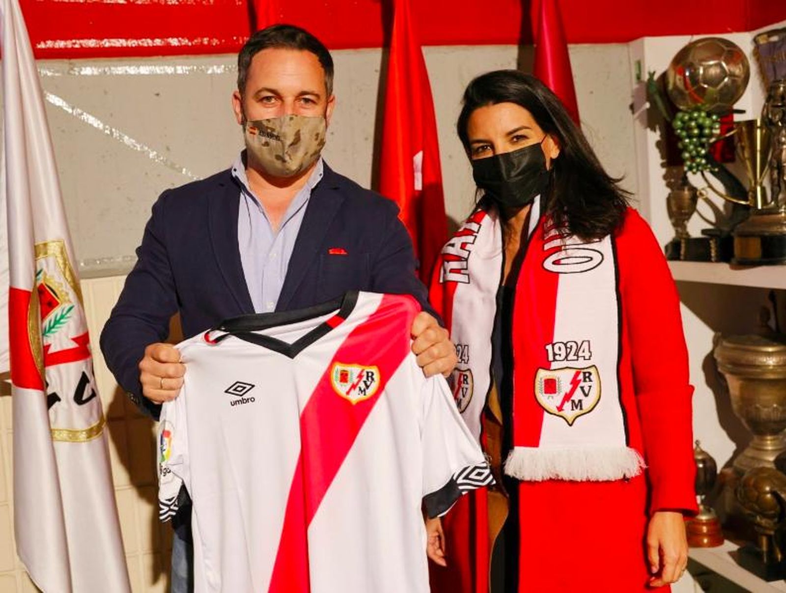 Santiago Abascal y Rocío Monasterio posan con la camiseta del Rayo Vallecano.