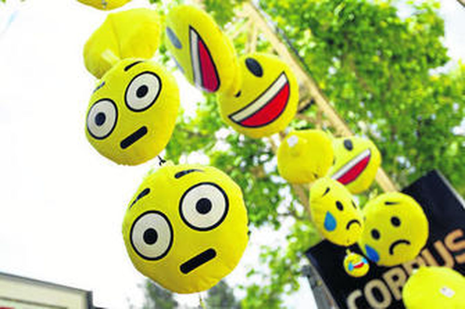 Decenas de emoticonos cuelgan de los puestos del frecinto ferial.