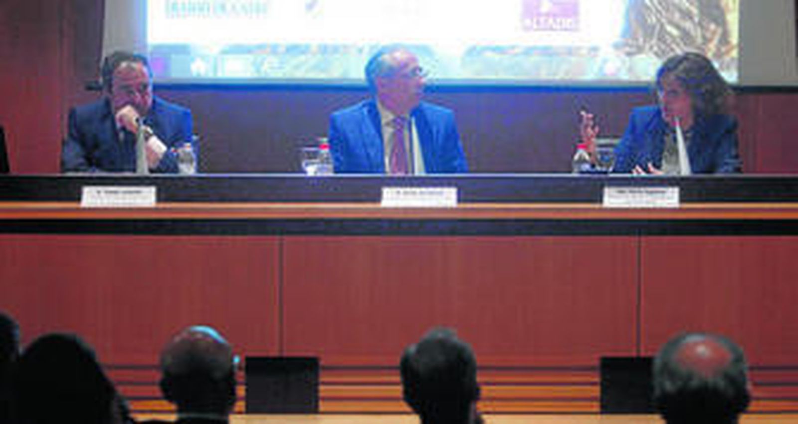 El subdelago del Gobierno en Cádiz, Javier de Torre (c), clausura la jornada en presencia de la representante de Altadis, Rocío Ingelmo, y el director general del Grupo Joly, Tomás Valiente.