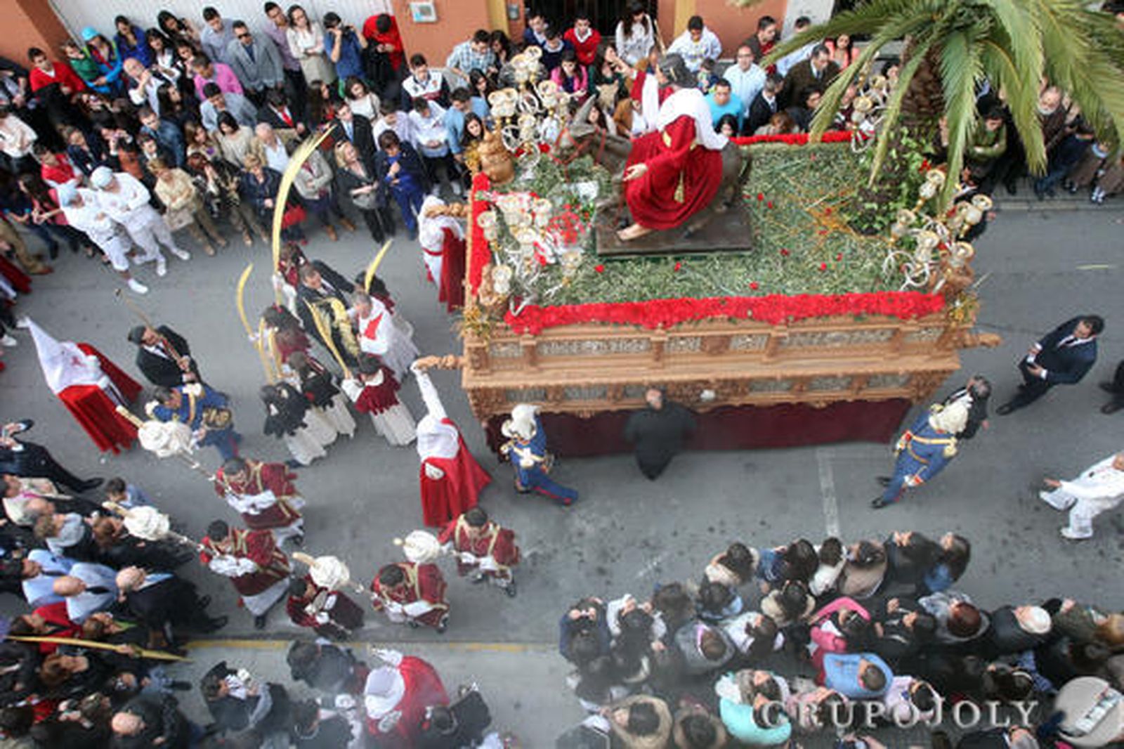 El sol acompañó al Cristo en el primer día de Semana Santa./Paco Guerrero