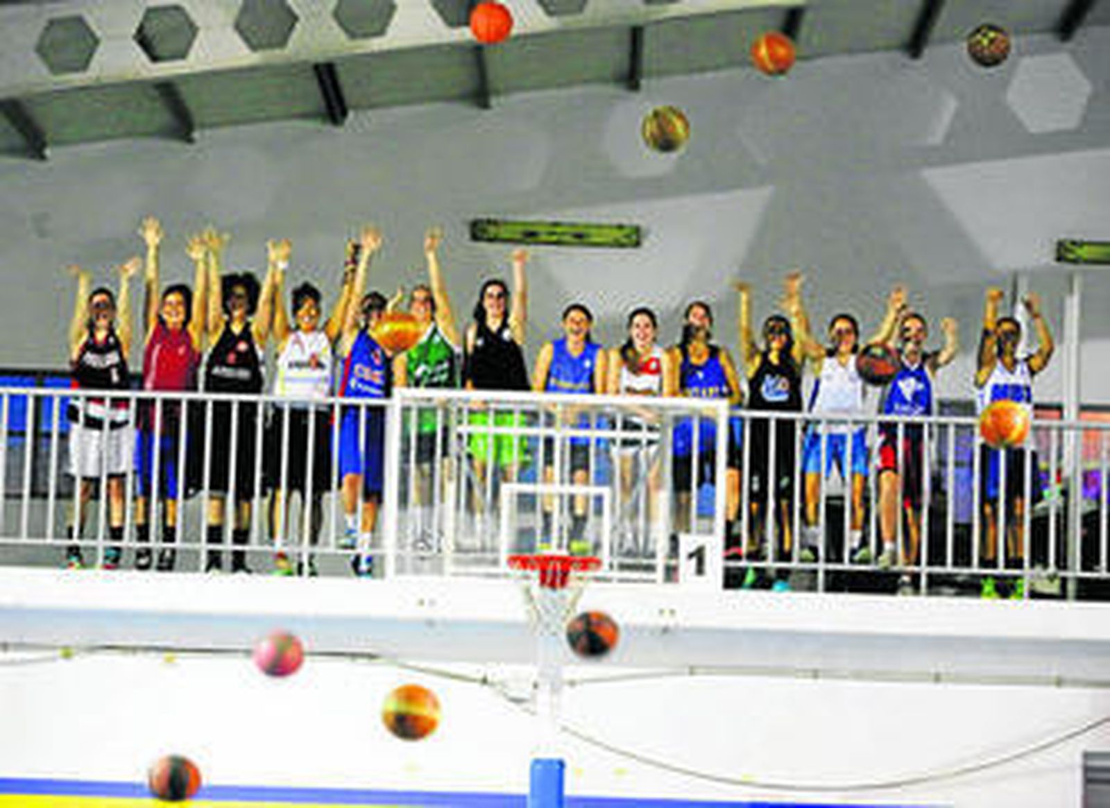 Las jugadoras del Bufete Teatinos Gamarra, ayer, en el pabellón del colegio malagueño.