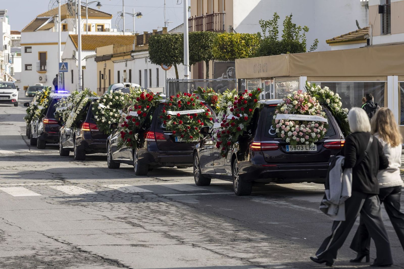 Varios coches fúnebres con los restos de fallecidos en el accidente de Adamuz.