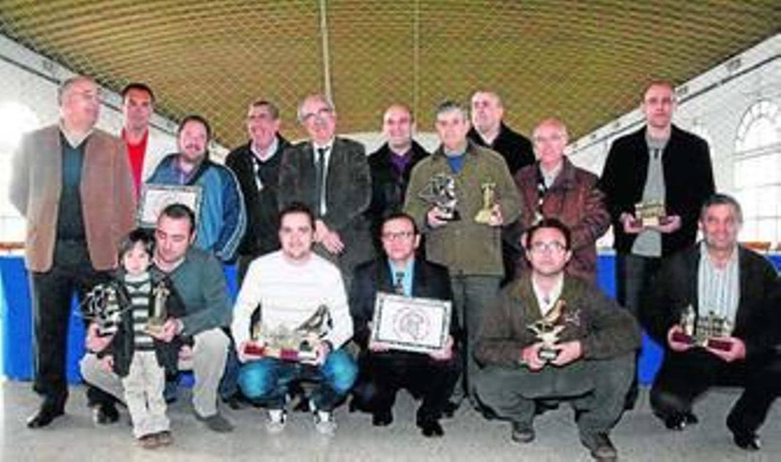 Los ganadores posan contentos con sus respectivos premios. Los ganadores posan contentos con sus respectivos premios.
