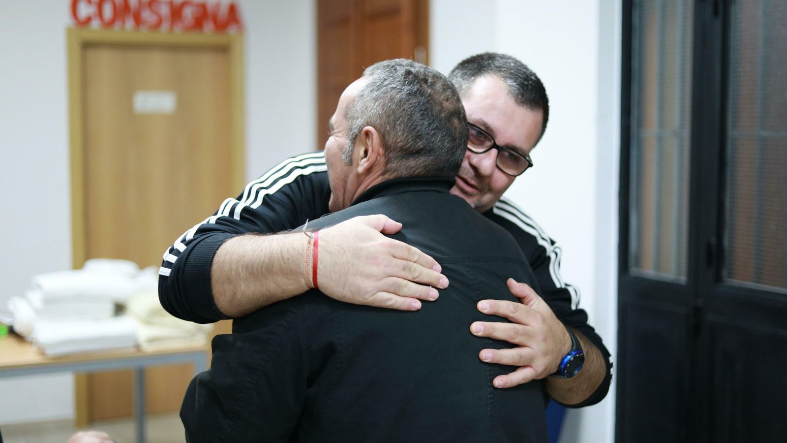 Un voluntario atiende a una persona sin hogar en Calor y Café.