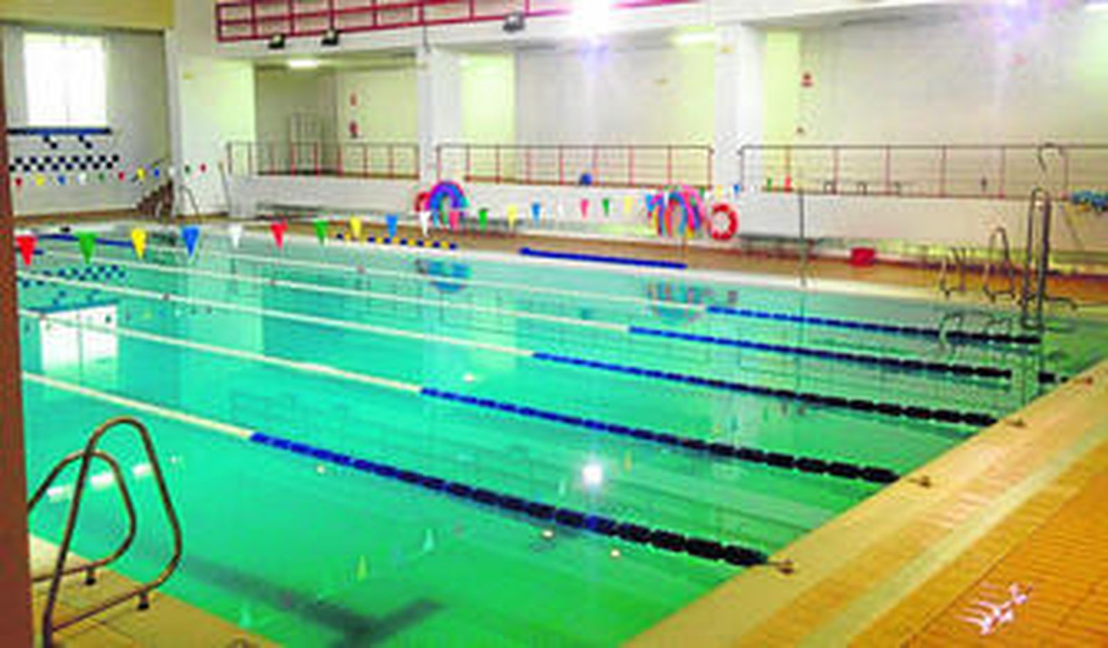 La piscina cerrada del centro deportivo de la calle Crédito.