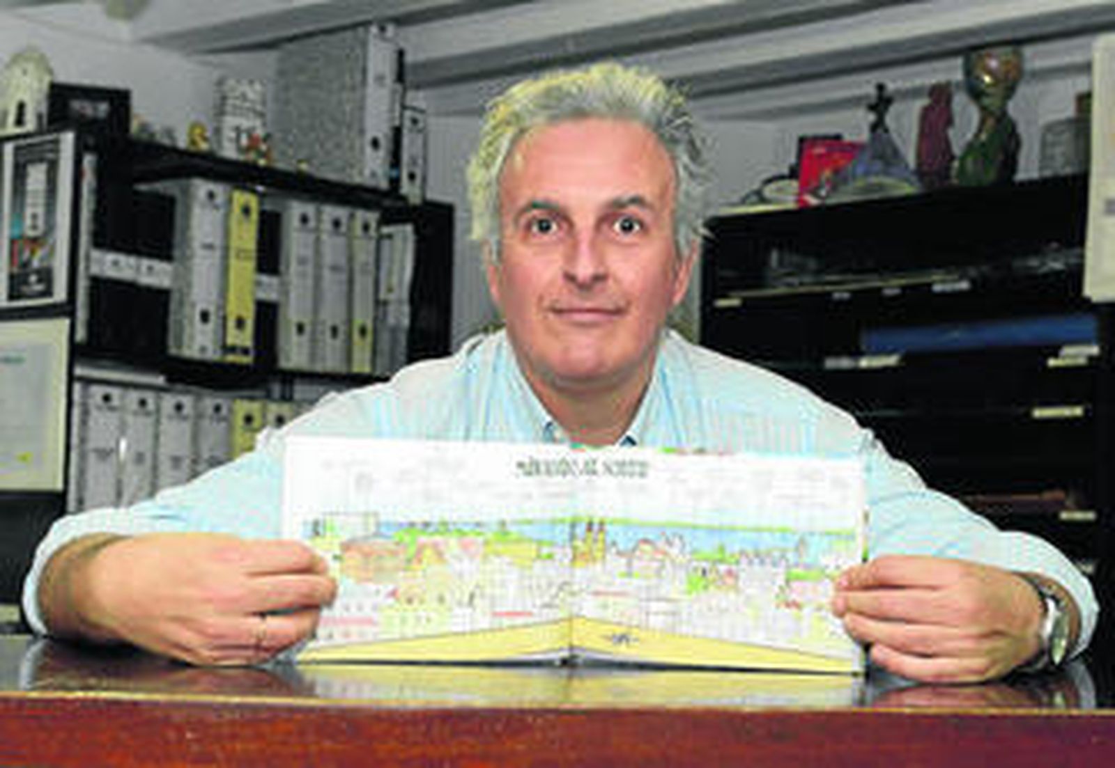 Joaquín González Dorao, ayer, con su libro.