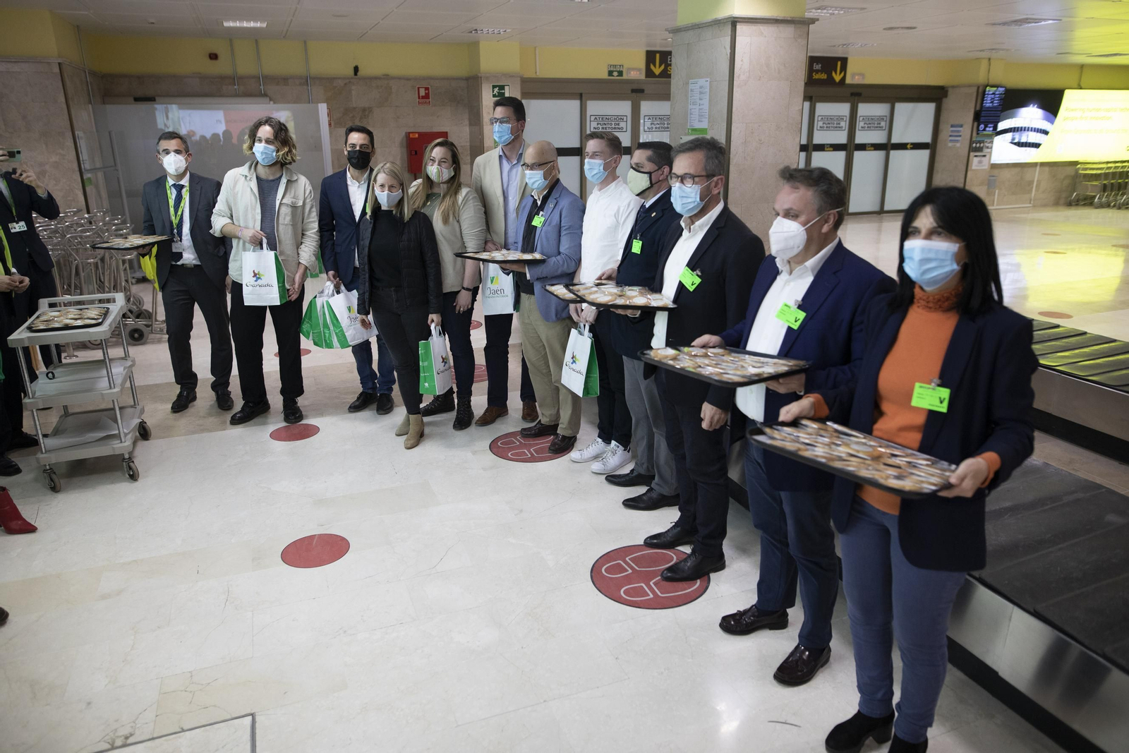 La llegada del primer vuelo de Londres a Granada, en imágenes