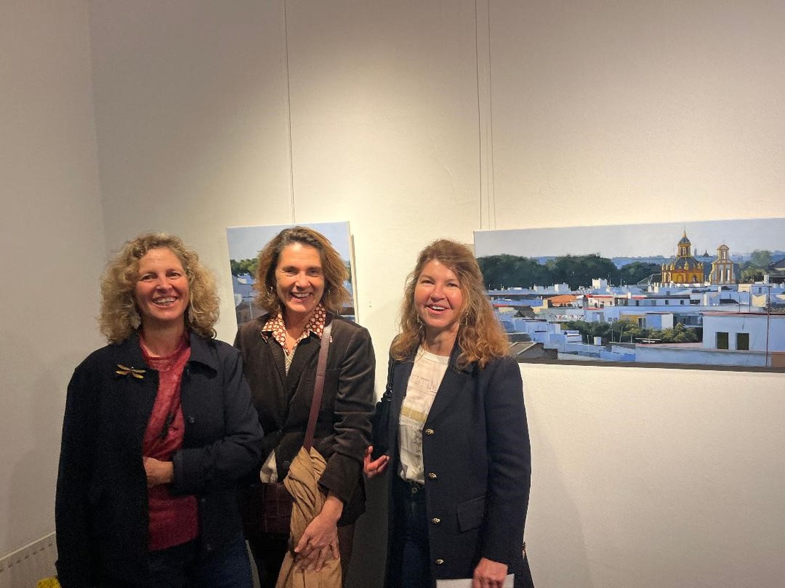 Pili Enrile, Teresa Mencos y Marisol Sánchez-Ibargüen, recorriendo la exposición.