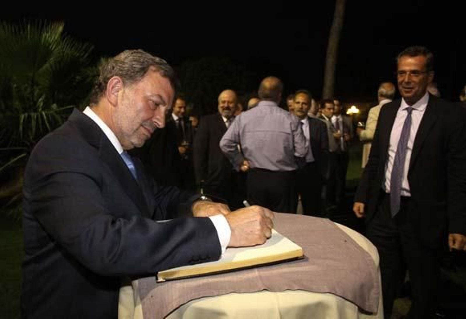 El presidente de ADIF, Antonio González Marín, firma el libro de honor del Foro Sur Europa.

Foto: Vanessa Perez