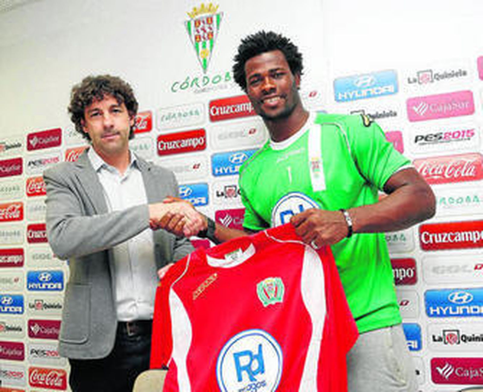 Razak estrecha su mano con Emilio Vega durante su presentación ayer en El Arcángel.