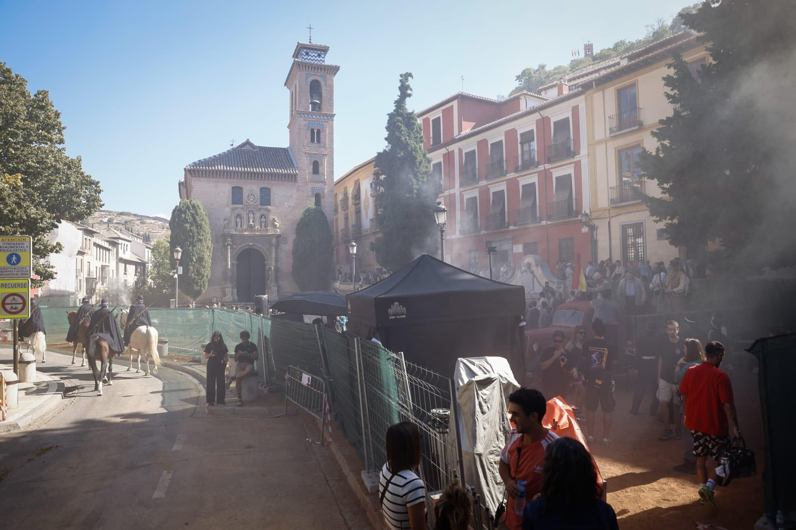 Fotos: así es el rodaje de la película de Los Javis en la plaza de Santa Ana de Granada