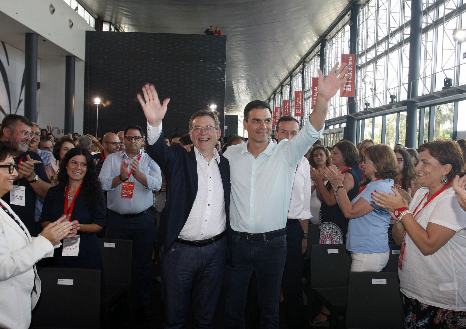 Puig y Sánchez, abrazados ayer en el Congreso del PSOE valenciano.