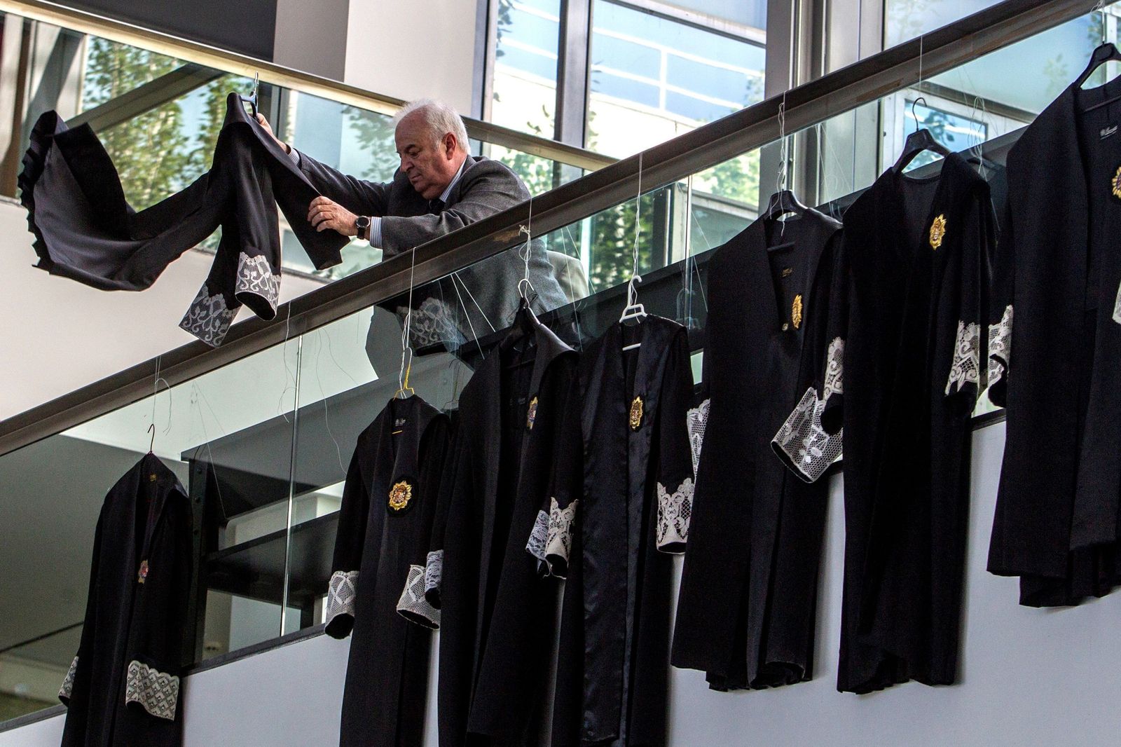 Togas de jueces y fiscales colgadas ayer en la parte superior del vestíbulo de los Juzgados de Ciudad Real.