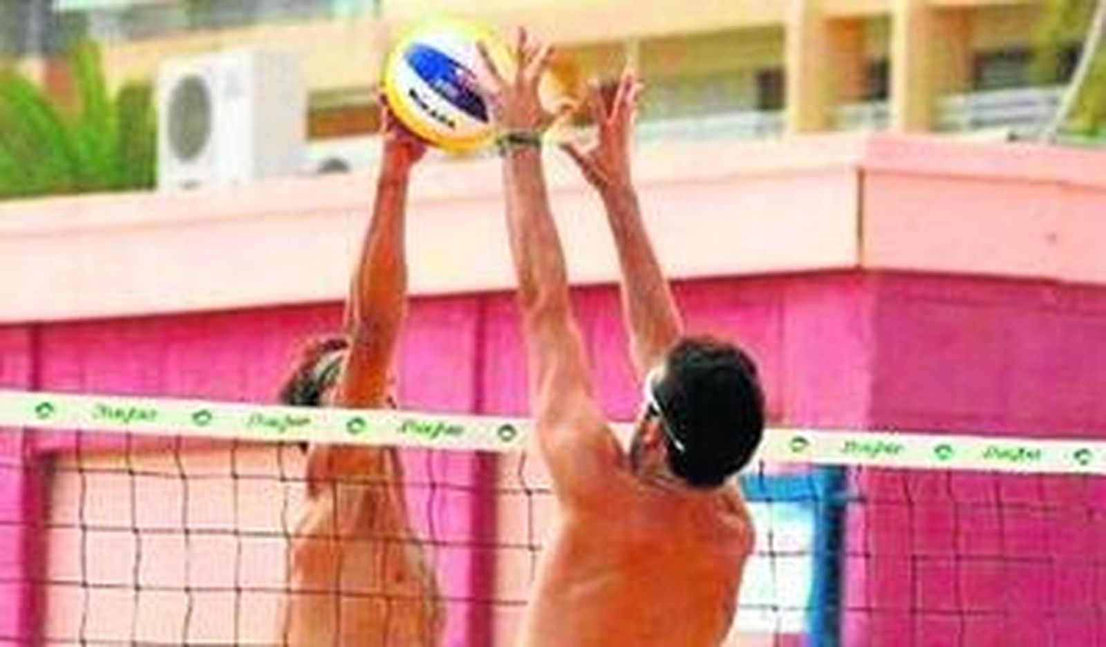 Germán López bloquea en uno de los partidos jugados pasada semana.