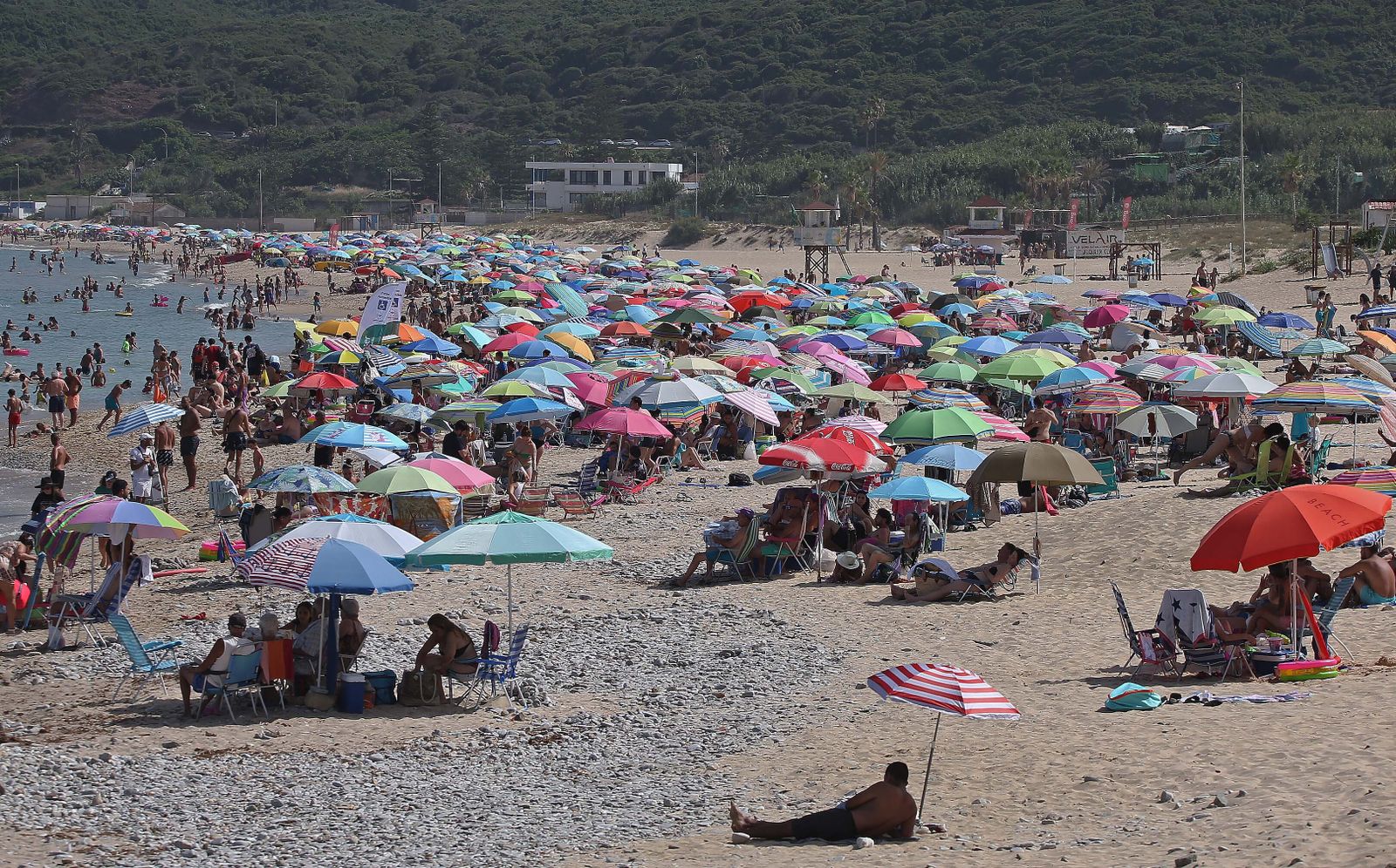 La playa de Getares abarrotada este domingo, en imágenes