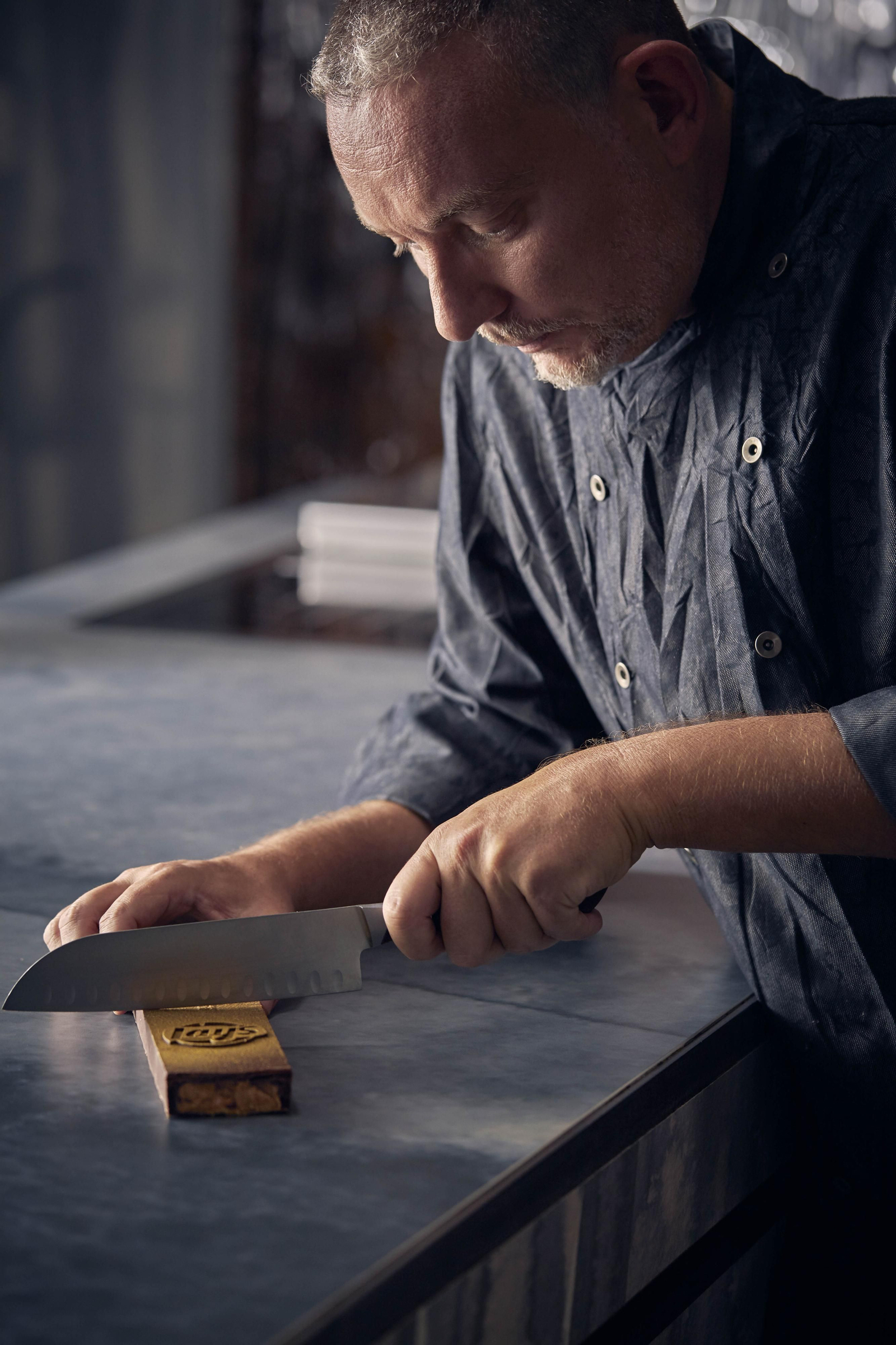 El creador del nuevo turrón de patatas fritas, con su obra.