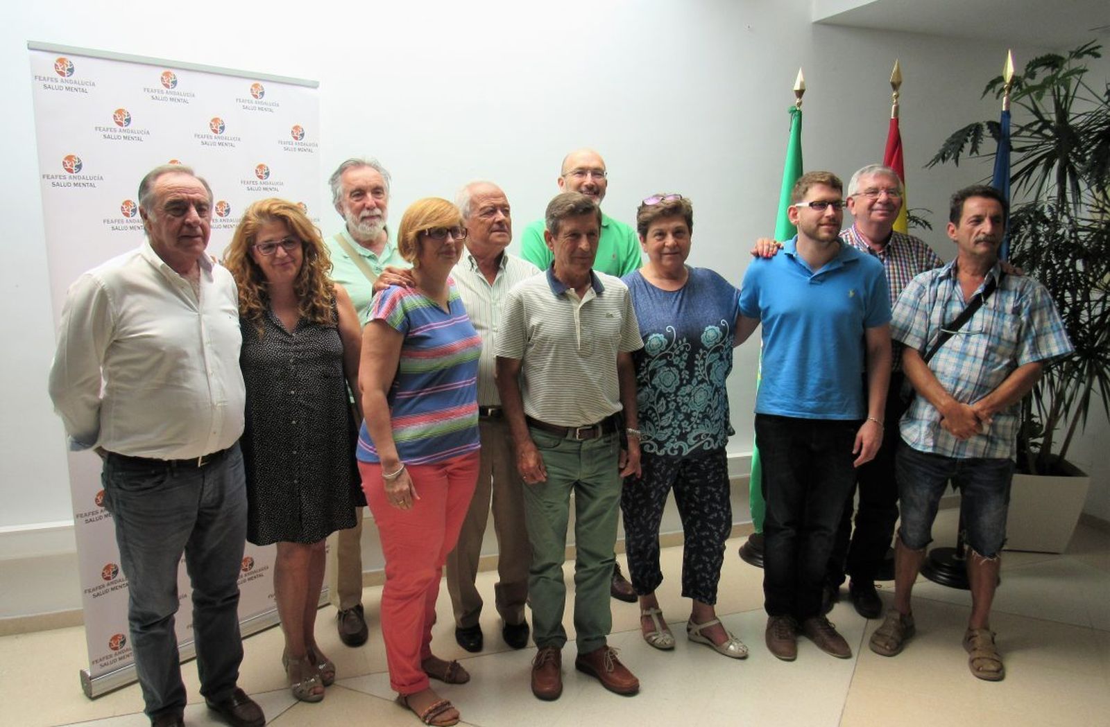 Manuel Movilla -centro- acompañado por la junta directiva.