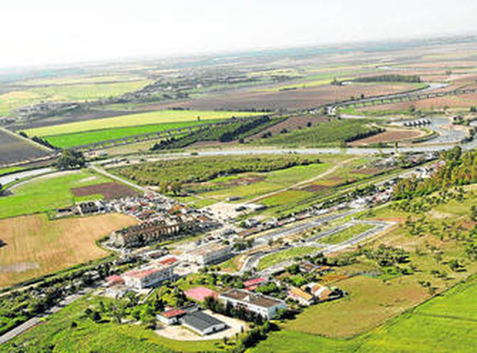 Vista aérea de la zona sur del municipio, con la barriada rural de El Portal y, al fondo, la zona de Bolaños.