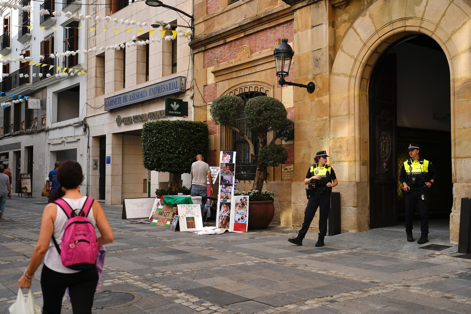 La recogida de firmas en Algeciras por la bandera de Palestina, en imágenes