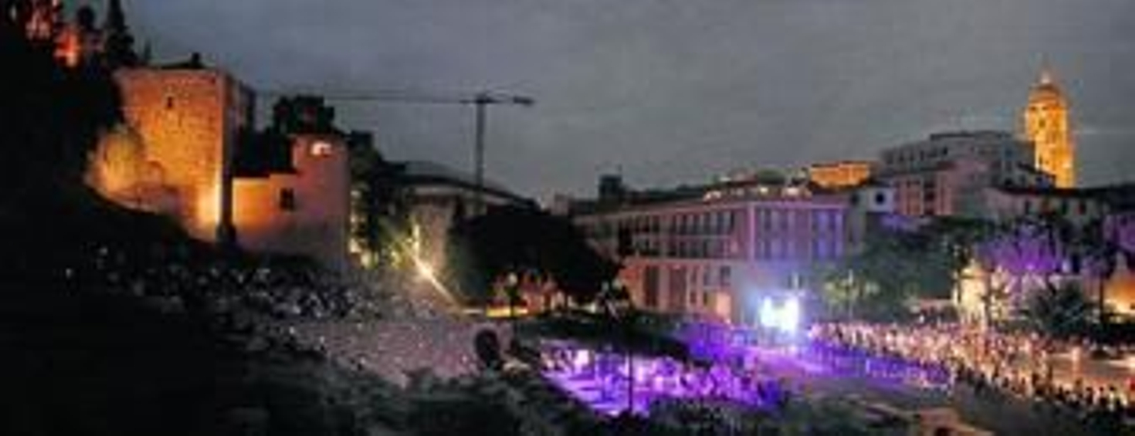 Durante más de una hora la calle Alcazabilla revivió ayer la efervescencia escénica del Teatro Romano de hace dos décadas.