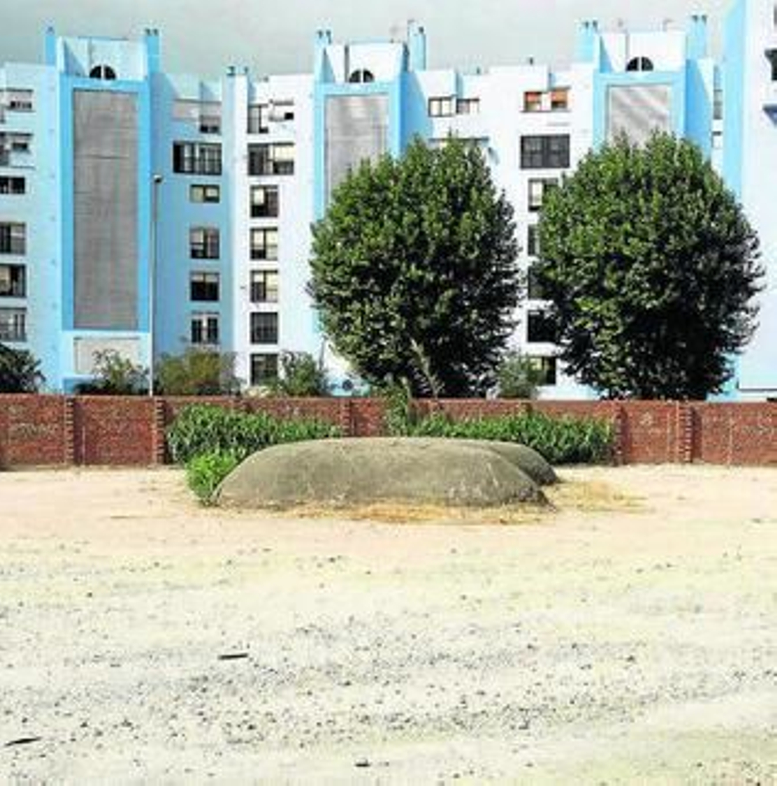 Imagen de la parcela y el búnker.