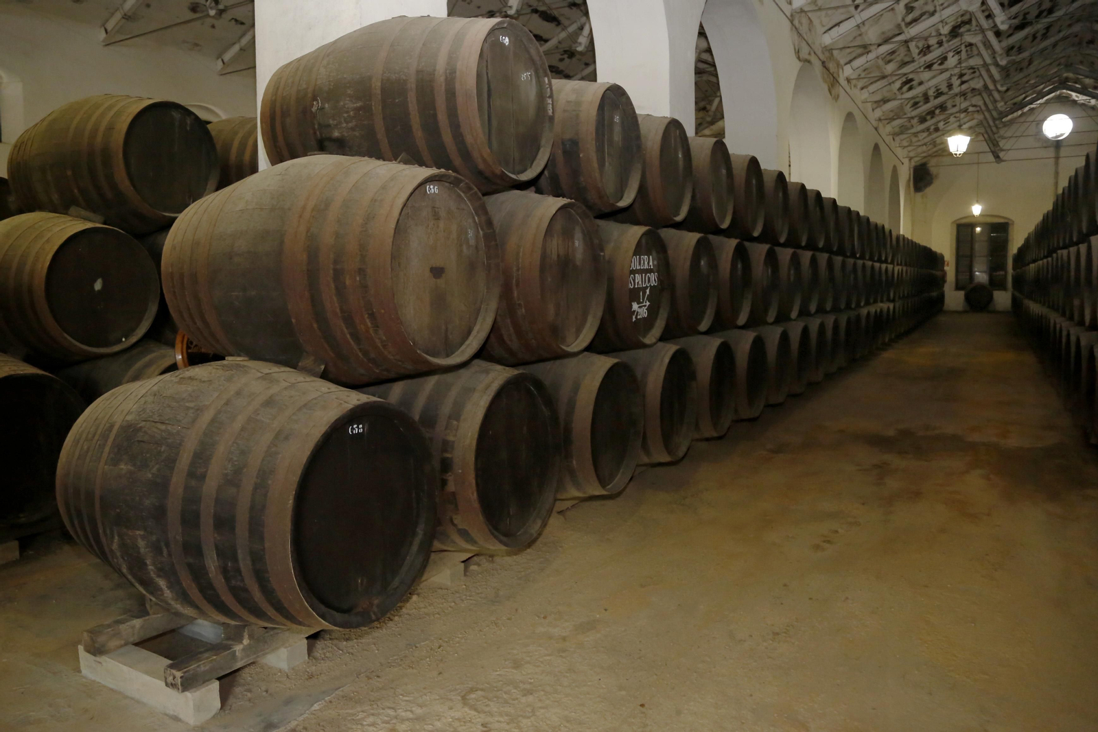 La elaboración de barricas de madera es una de las principales labores de artesanía de Montilla. La elaboración de barricas de madera es una de las principales labores de artesanía de Montilla.